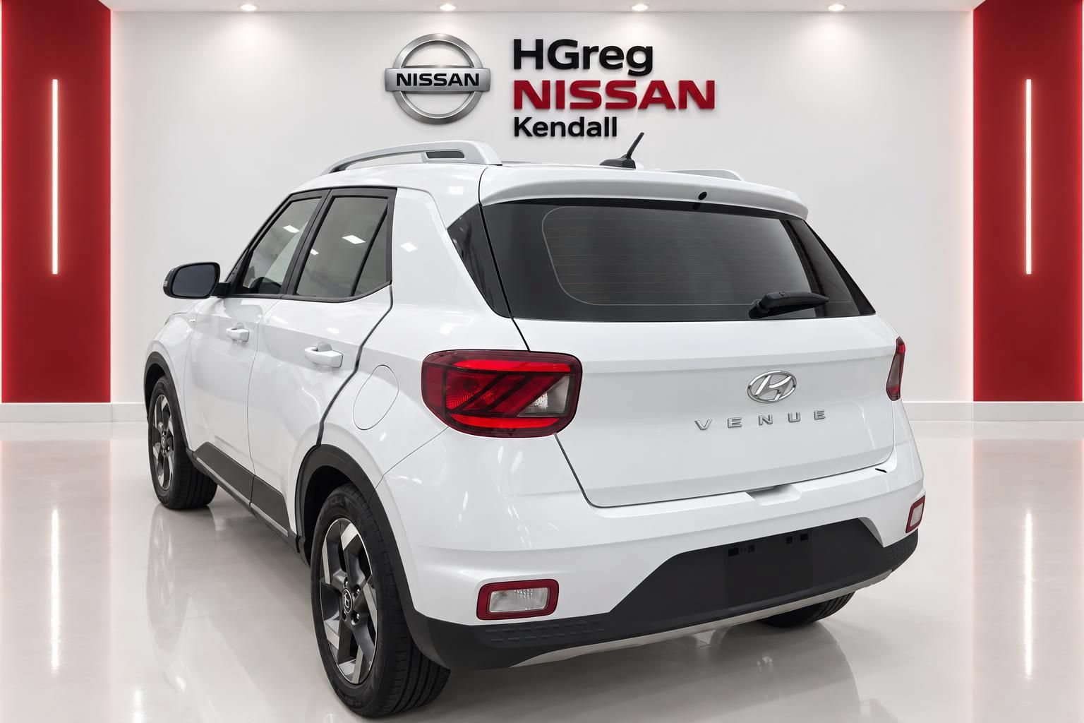 Used 2023 Hyundai Venue SEL FWD image 2