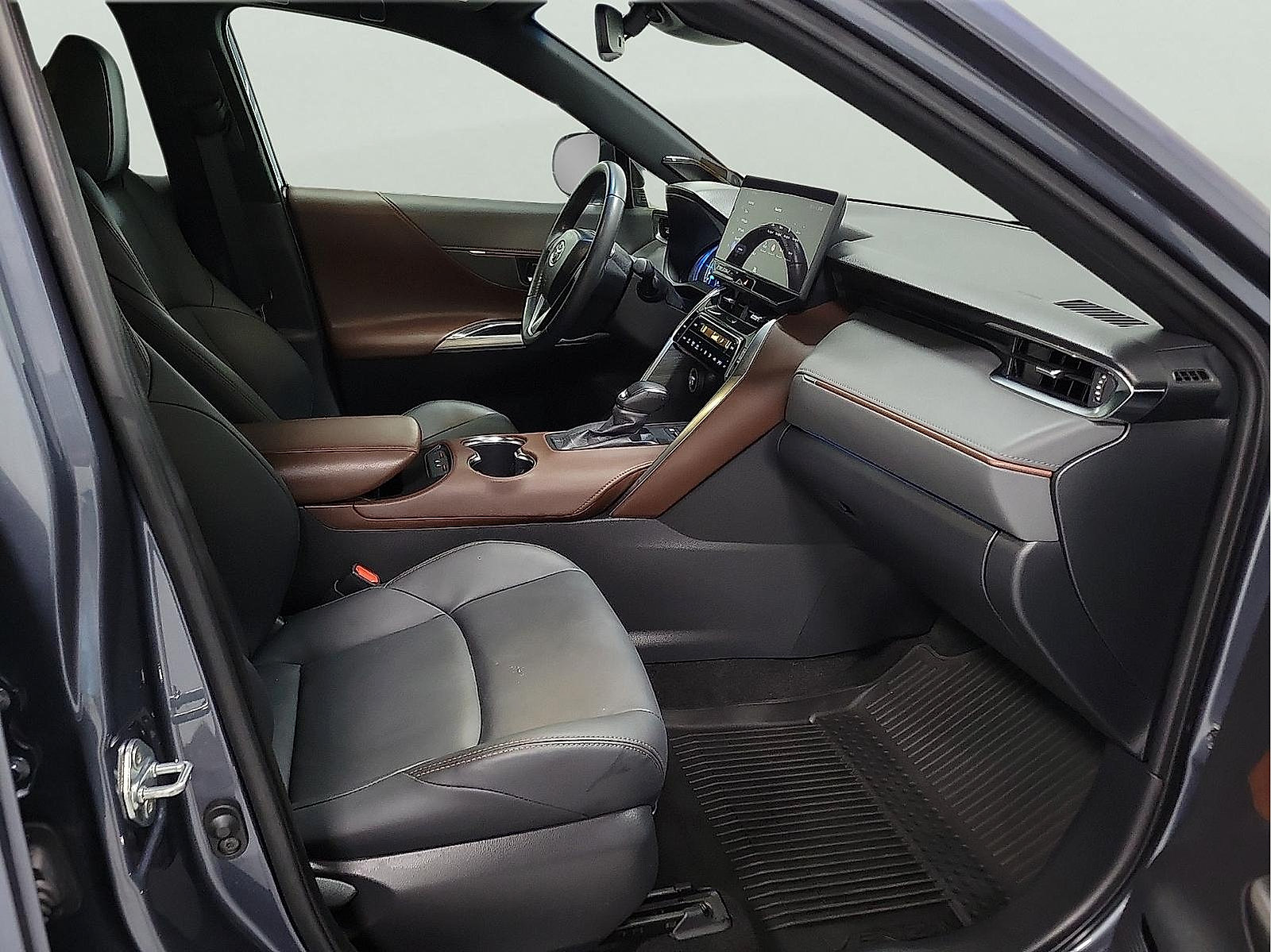 Certified 2024 Toyota Venza XLE AWD/4WD image 14