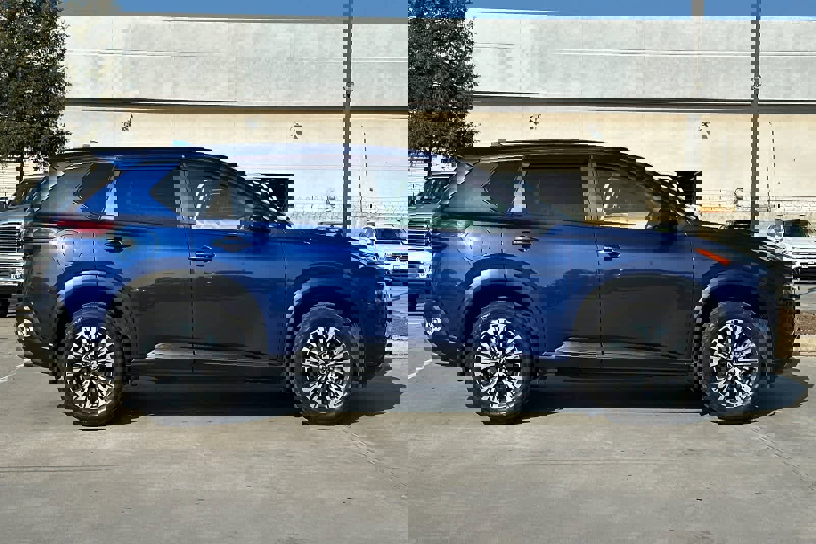 Used 2023 Nissan Rogue SV image 9