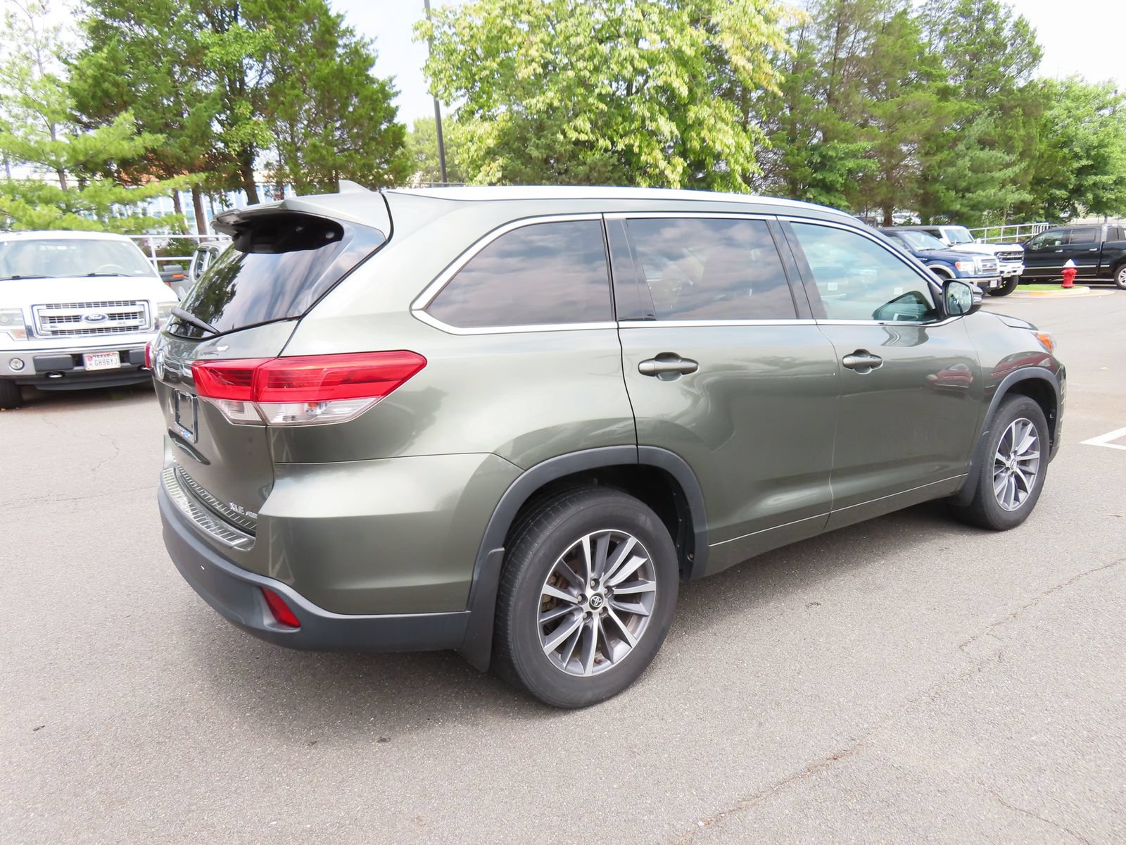 Used 2018 Toyota Highlander XLE w/ Carpet Mat Package (TMS) AWD/4WD image 5
