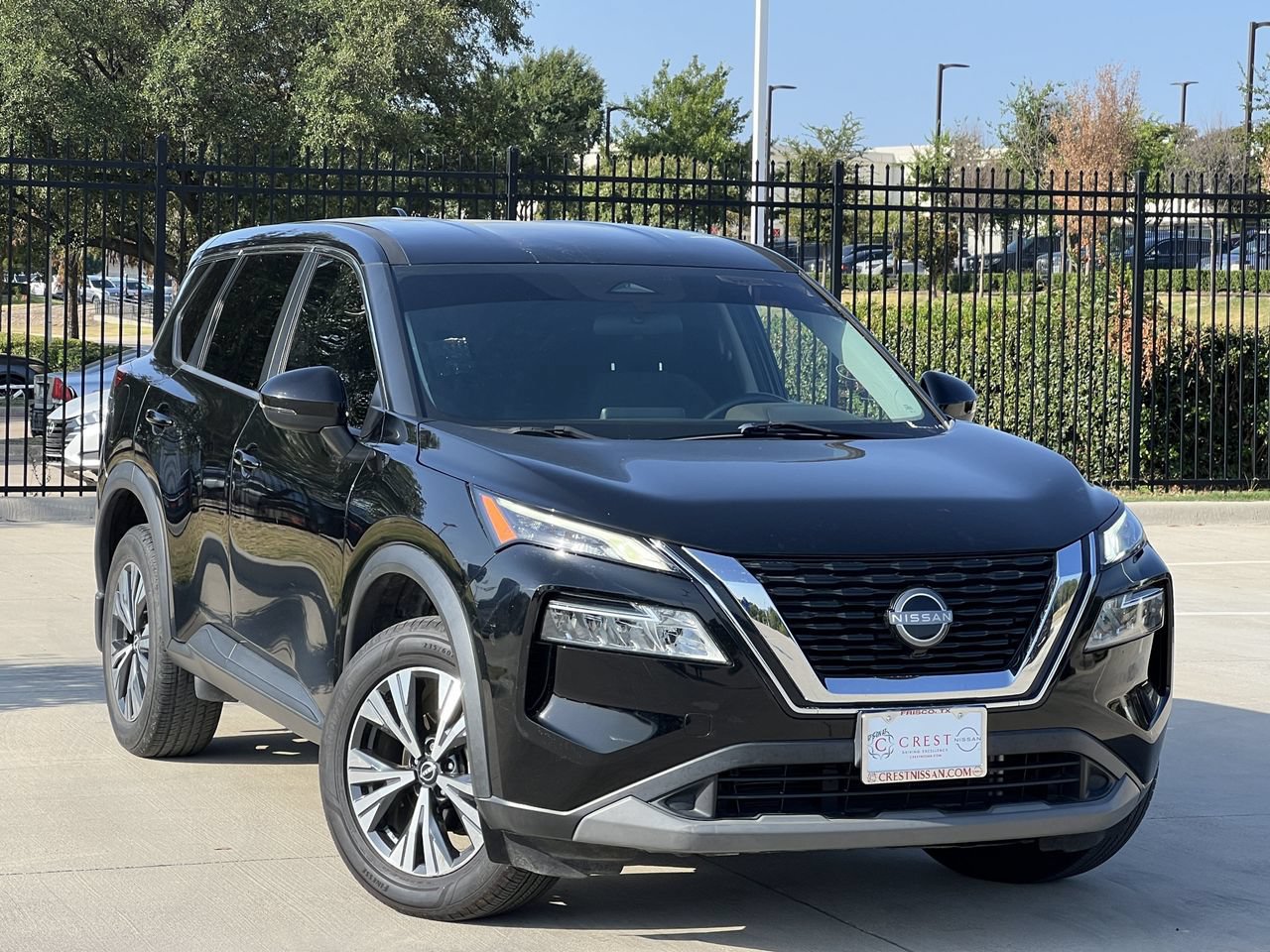 Used 2022 Nissan Rogue SV FWD image 2
