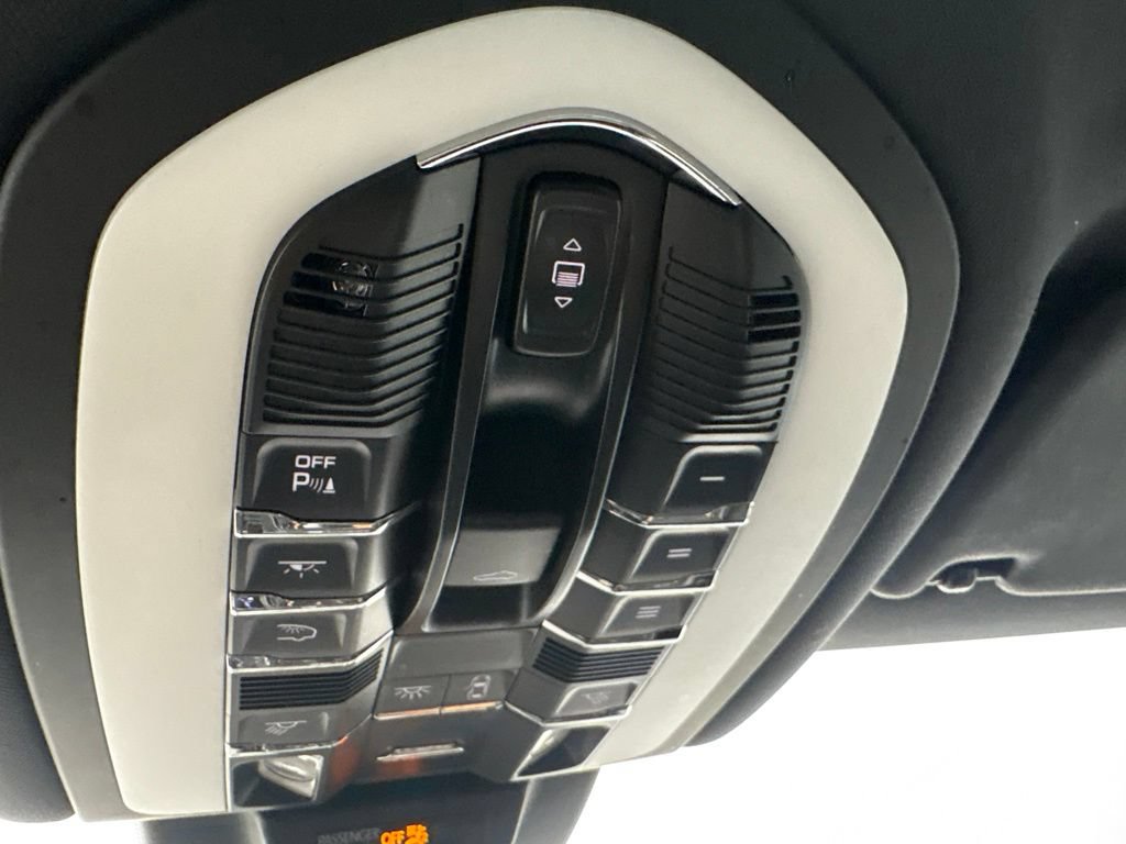 Certified 2023 Porsche Macan AWD/4WD image 40
