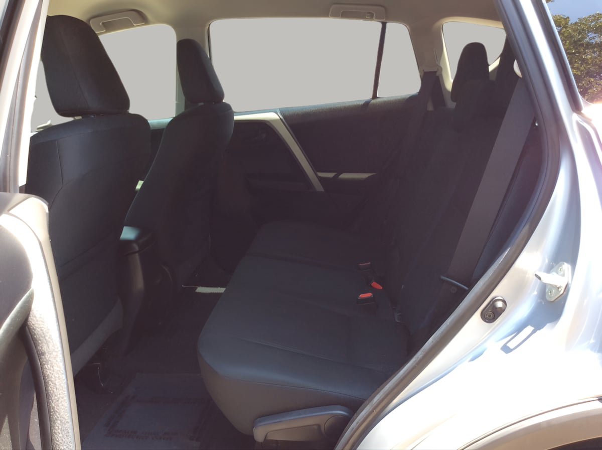 Used 2018 Toyota RAV4 LE FWD image 16