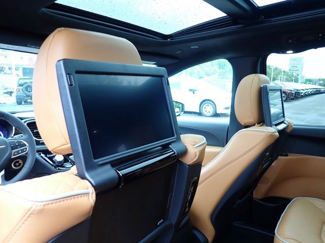 Used 2023 Chrysler Pacifica Pinnacle FWD image 14