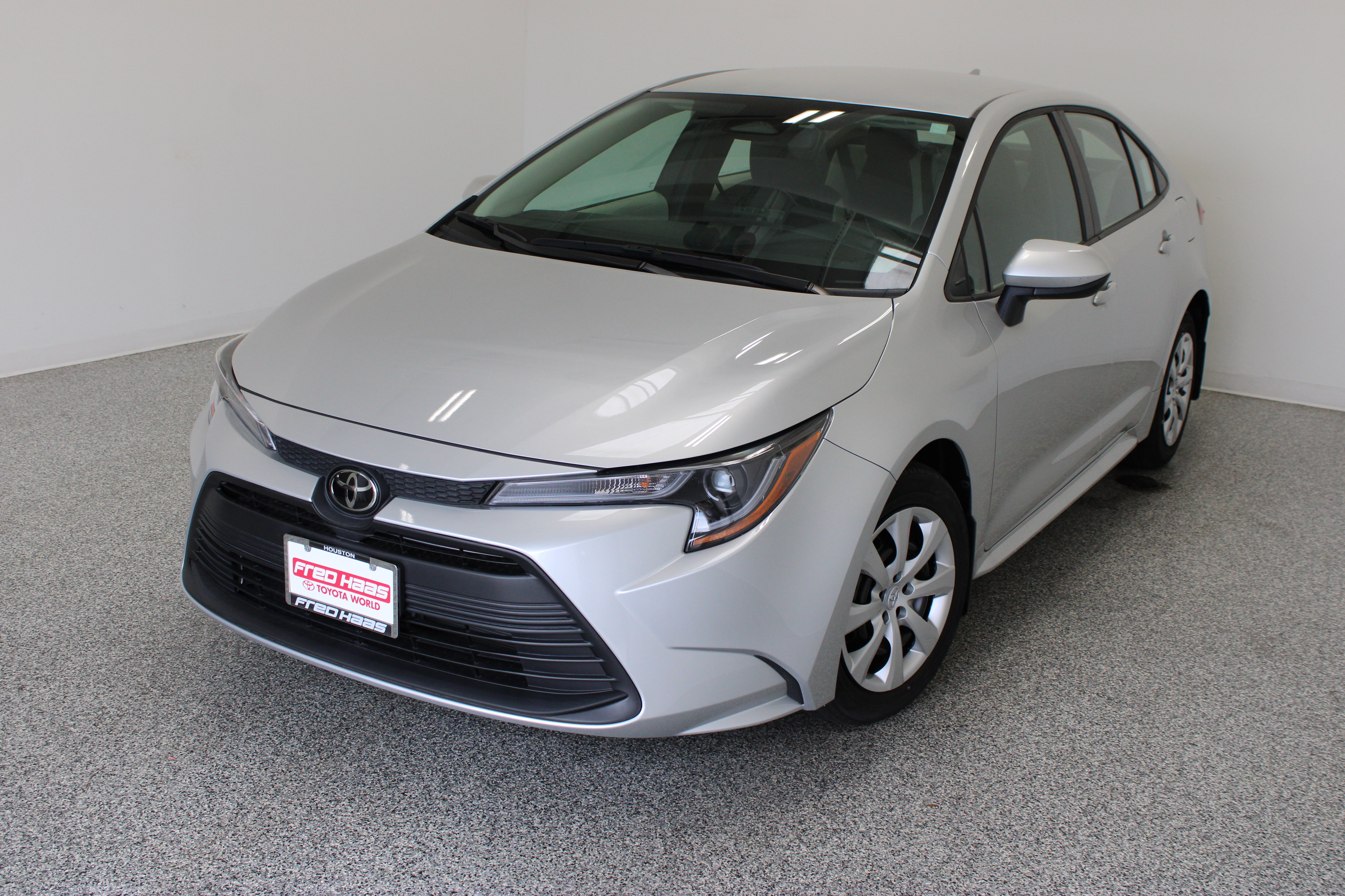 Used 2025 Toyota Corolla LE FWD image 2