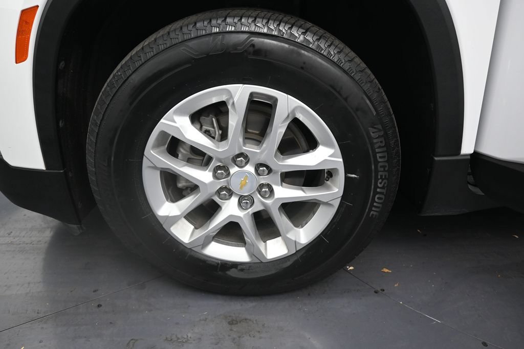 Used 2023 Chevrolet Traverse LS FWD image 9