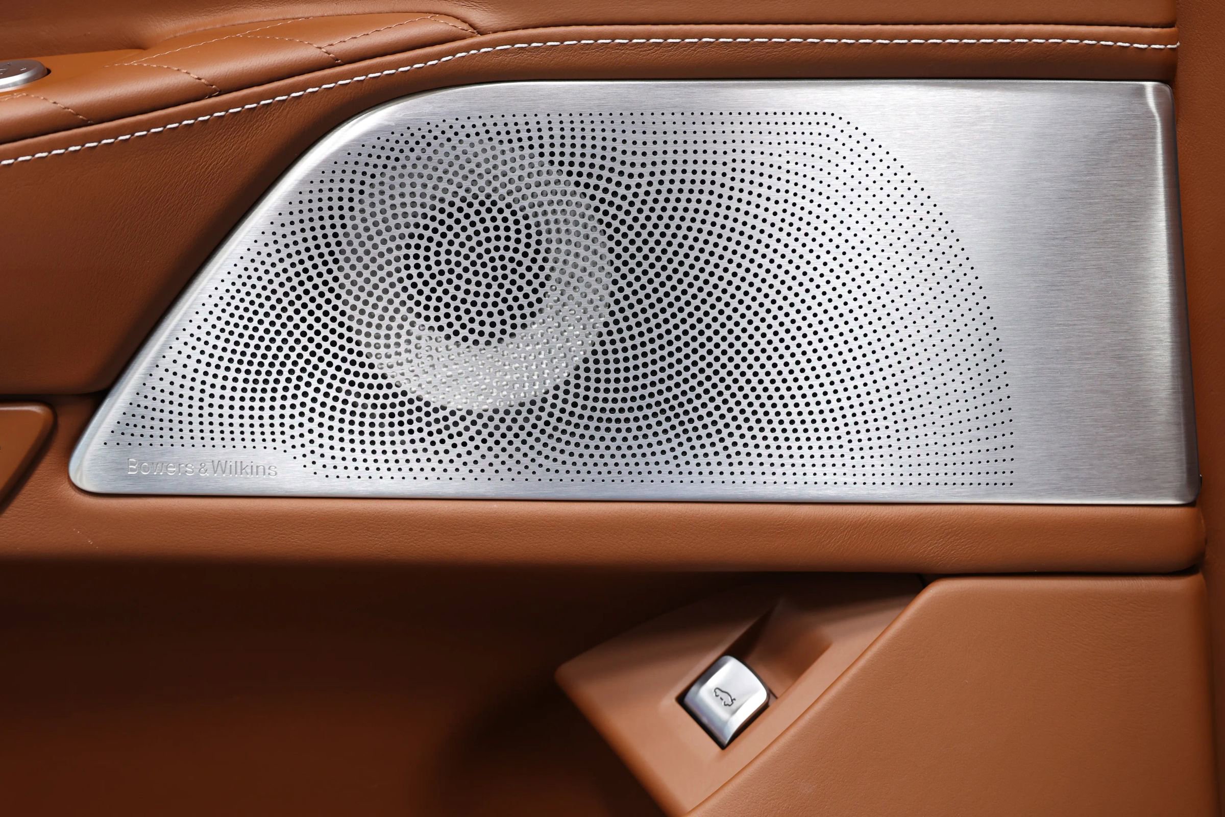 Used 2022 BMW M760i xDrive w/ Luxury Rear Seating Package image 11