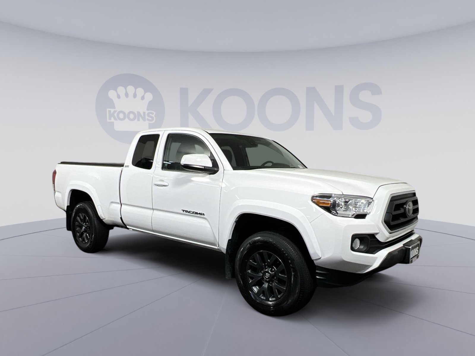 Used 2022 Toyota Tacoma SR5 w/ SR5 Appearance Package (SM) AWD/4WD image 2