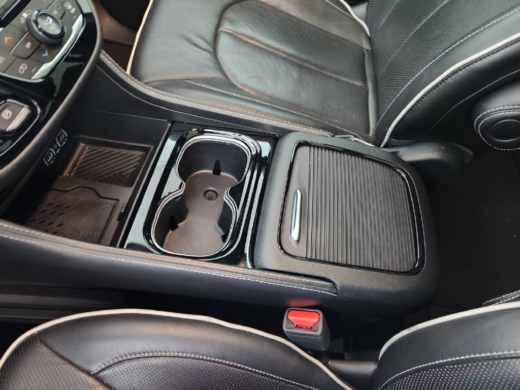 Certified 2025 Chrysler Pacifica Limited FWD image 33