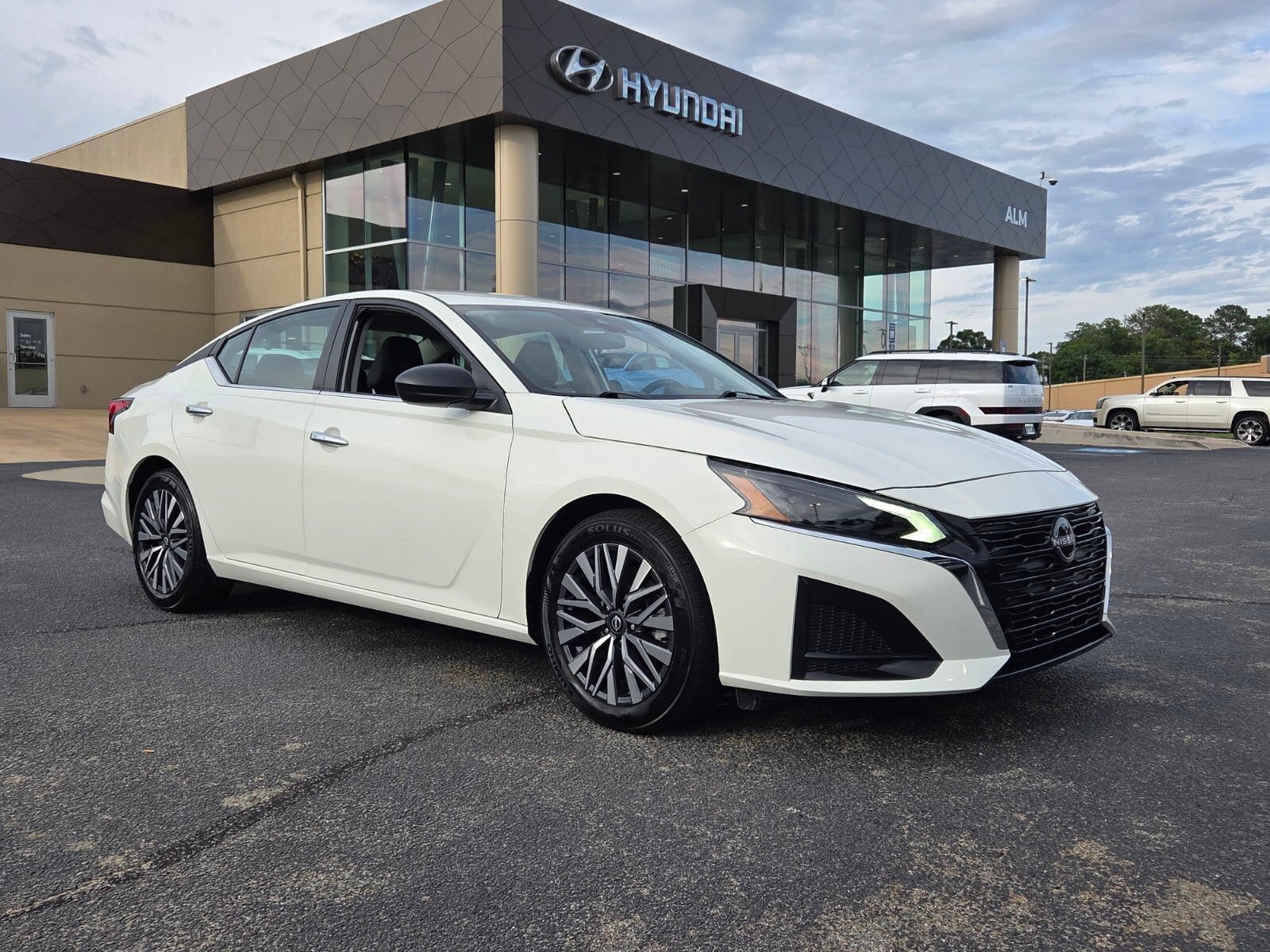 Used 2025 Nissan Altima 2.5 SV FWD image 1