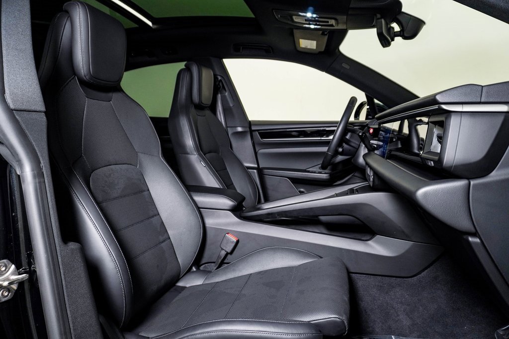 Certified 2025 Porsche Macan Electric image 15