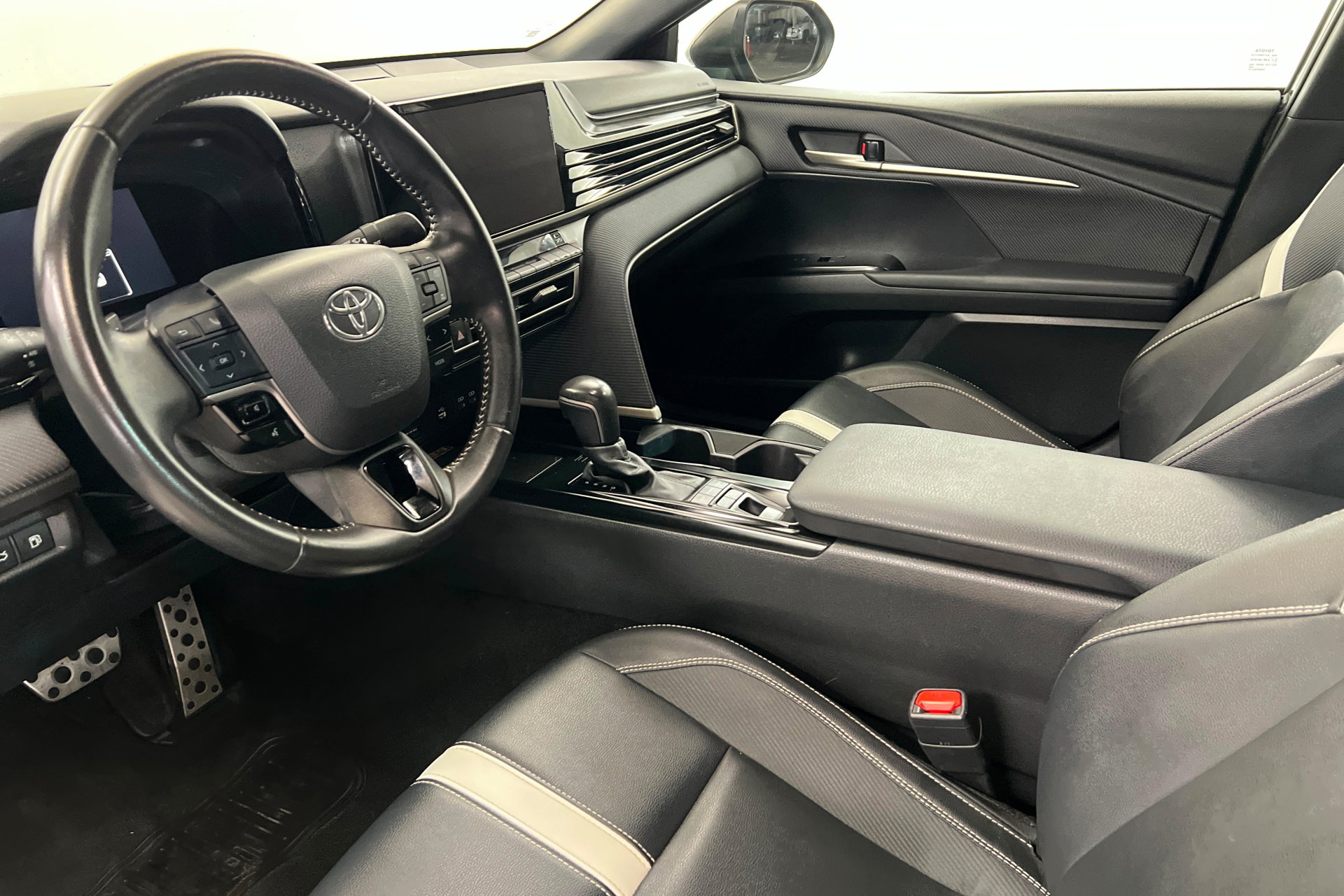 Used 2025 Toyota Camry SE FWD image 15