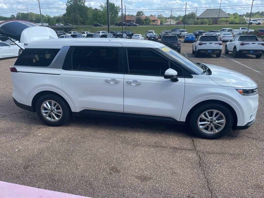 Used 2023 Kia Carnival LX image 11