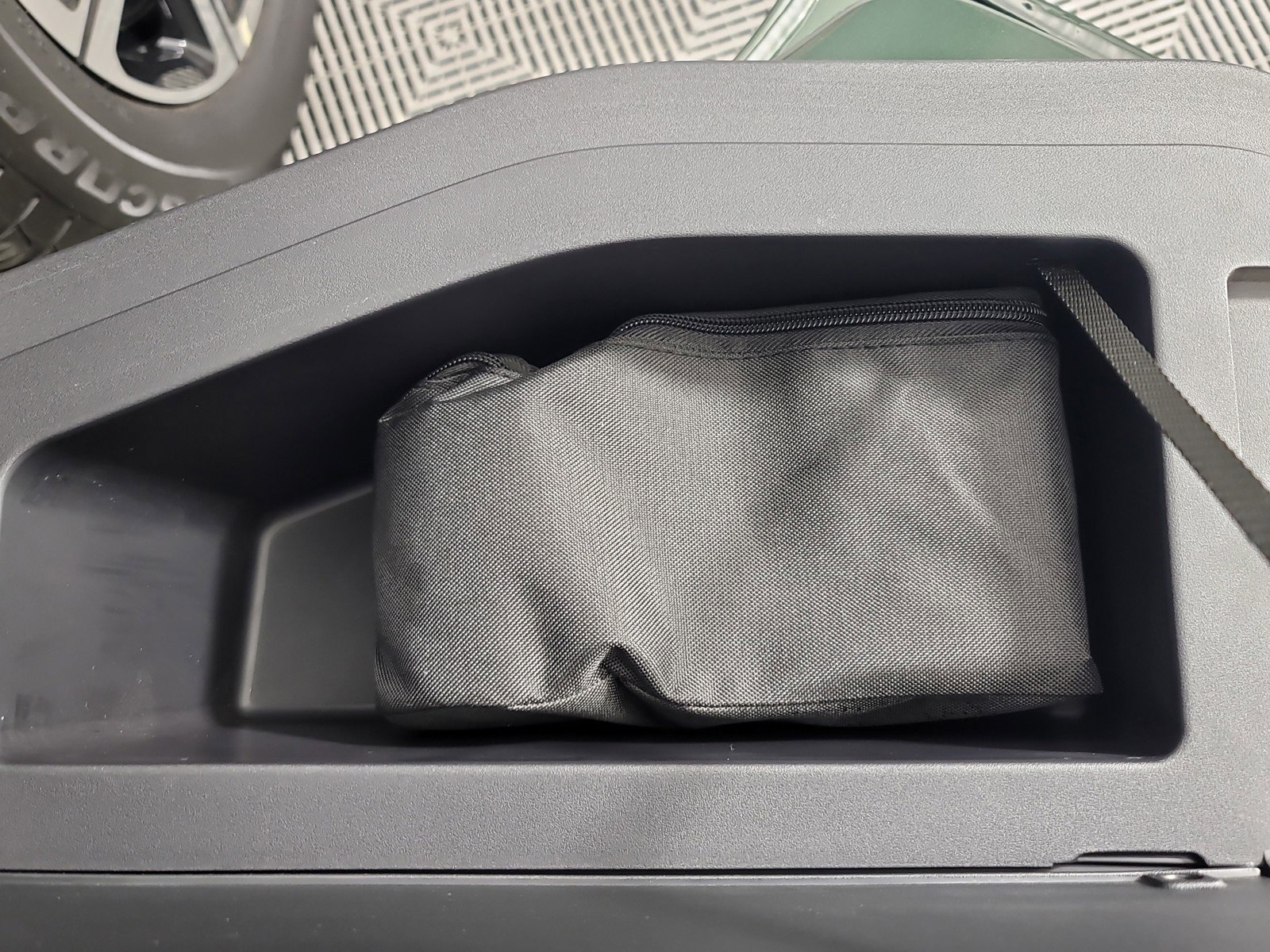 Used 2025 Rivian R1T Adventure image 32