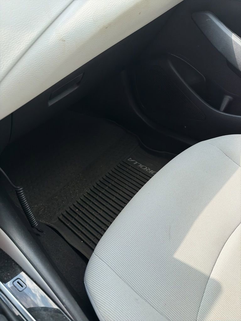 Used 2021 Toyota Corolla LE image 6