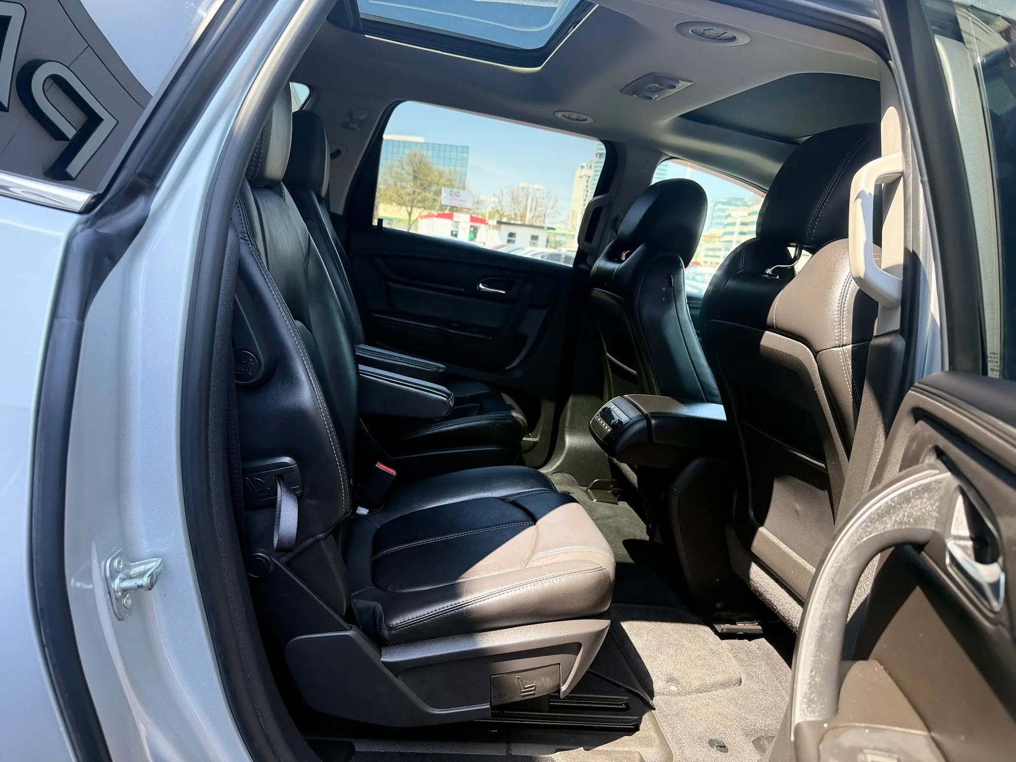 Used 2017 Chevrolet Traverse LT image 32