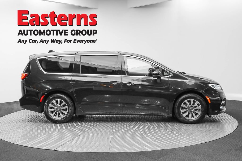 Used 2023 Chrysler Pacifica Touring-L image 4