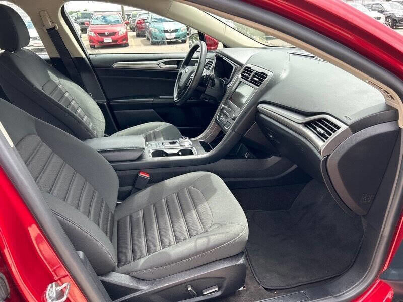 Used 2019 Ford Fusion SE image 17