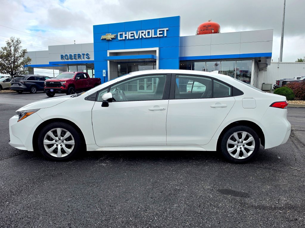 Used 2025 Toyota Corolla LE FWD image 3