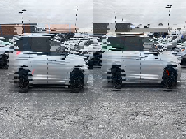 Used 2024 Chrysler Pacifica Touring-L image 4