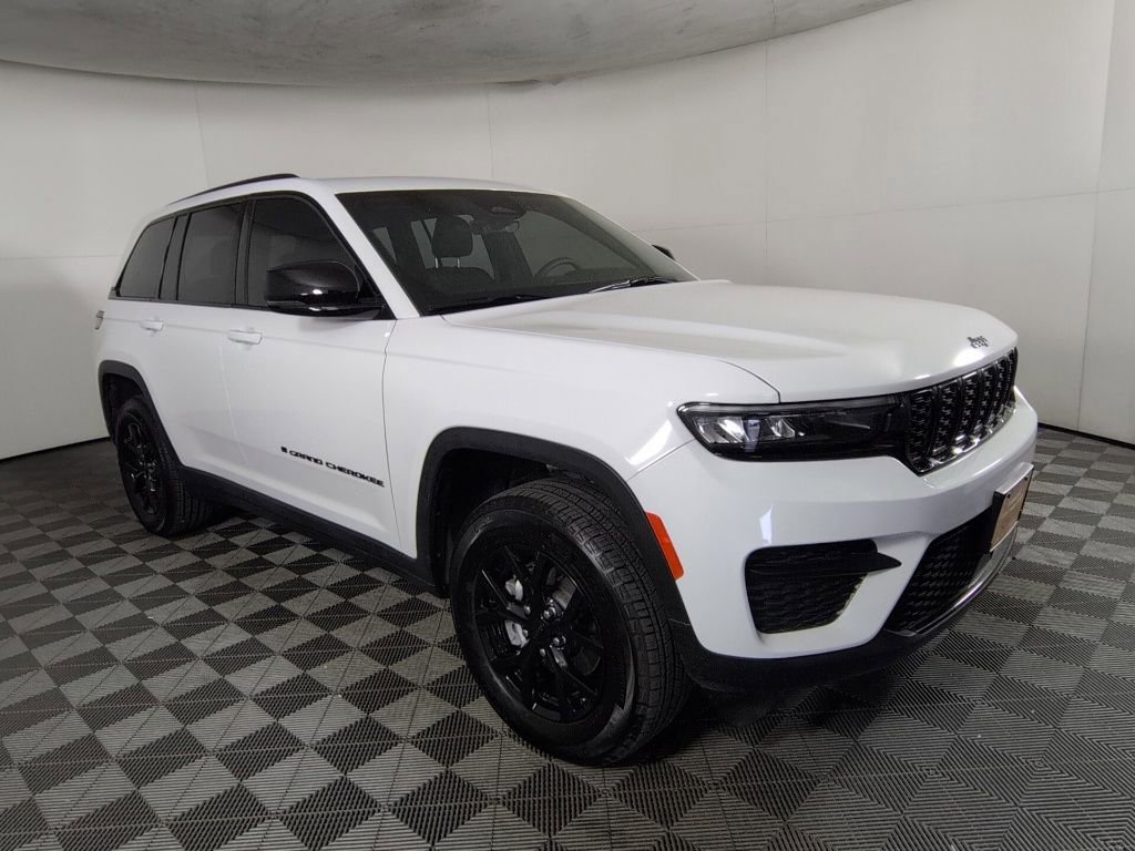 Certified 2025 Jeep Grand Cherokee Altitude AWD/4WD image 3