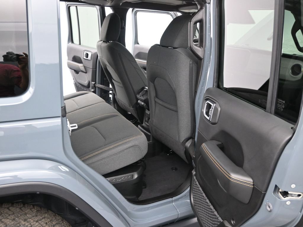 Used 2025 Jeep Wrangler Sahara 4xe image 17