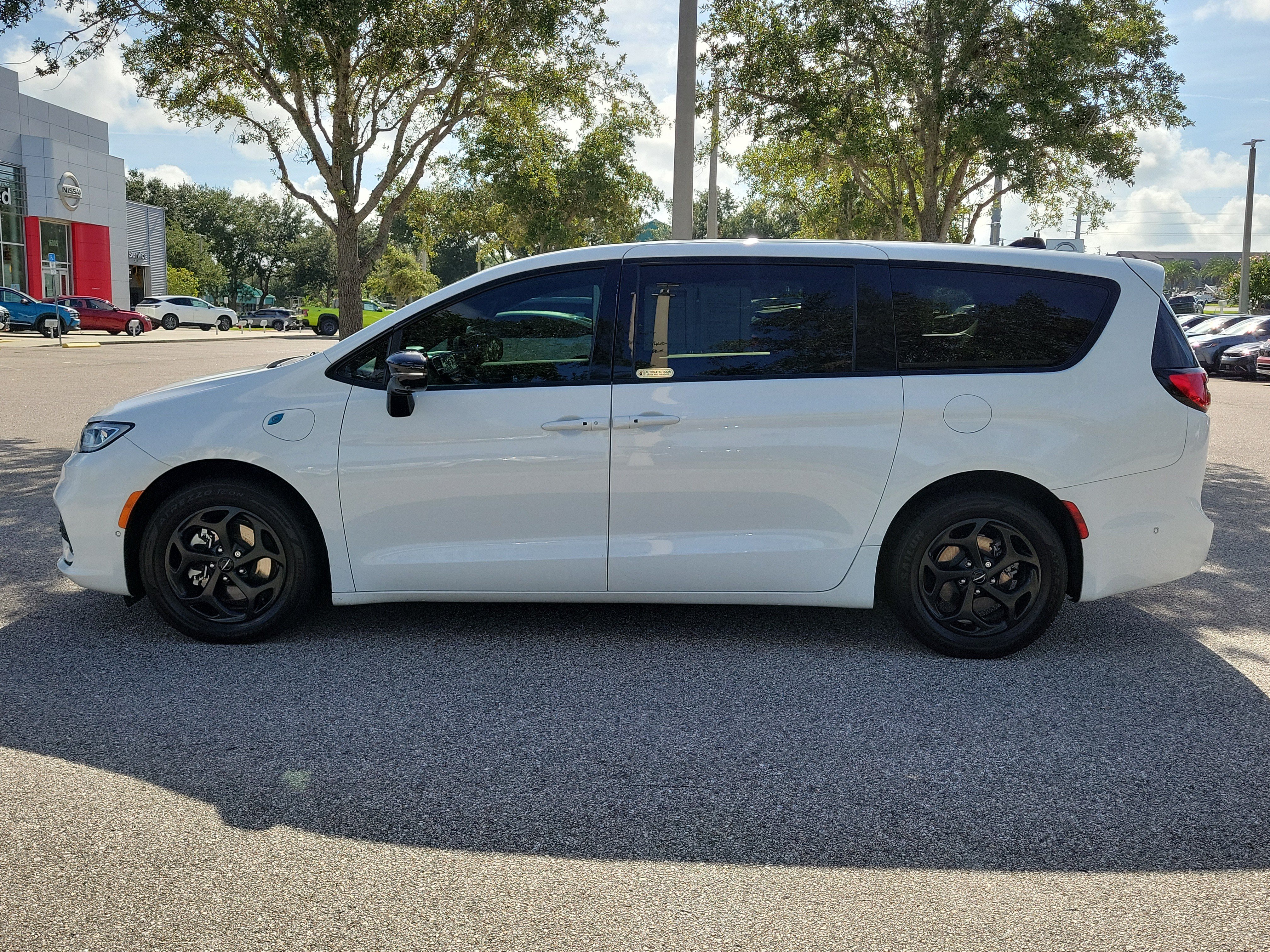 Used 2024 Chrysler Pacifica Limited FWD image 8
