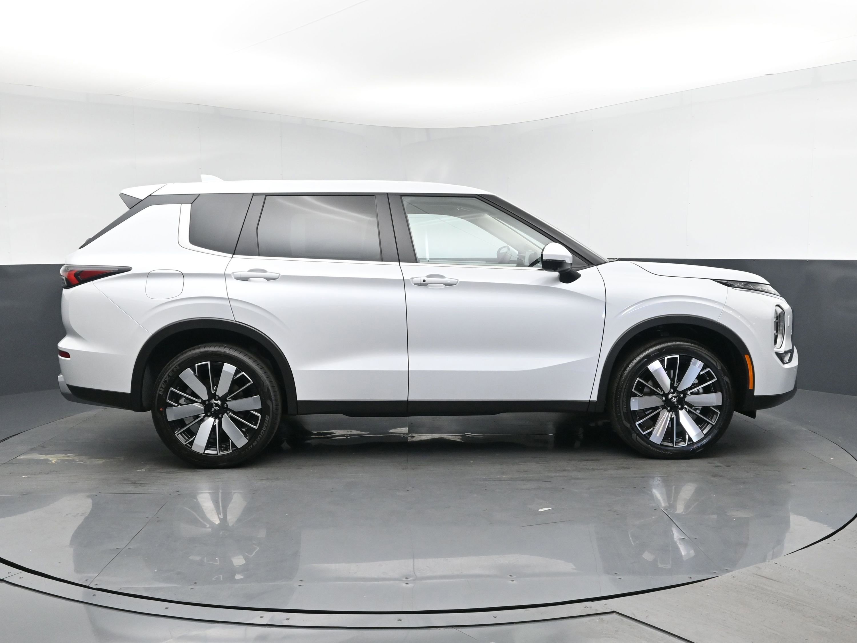 New 2025 Mitsubishi Outlander SE image 3