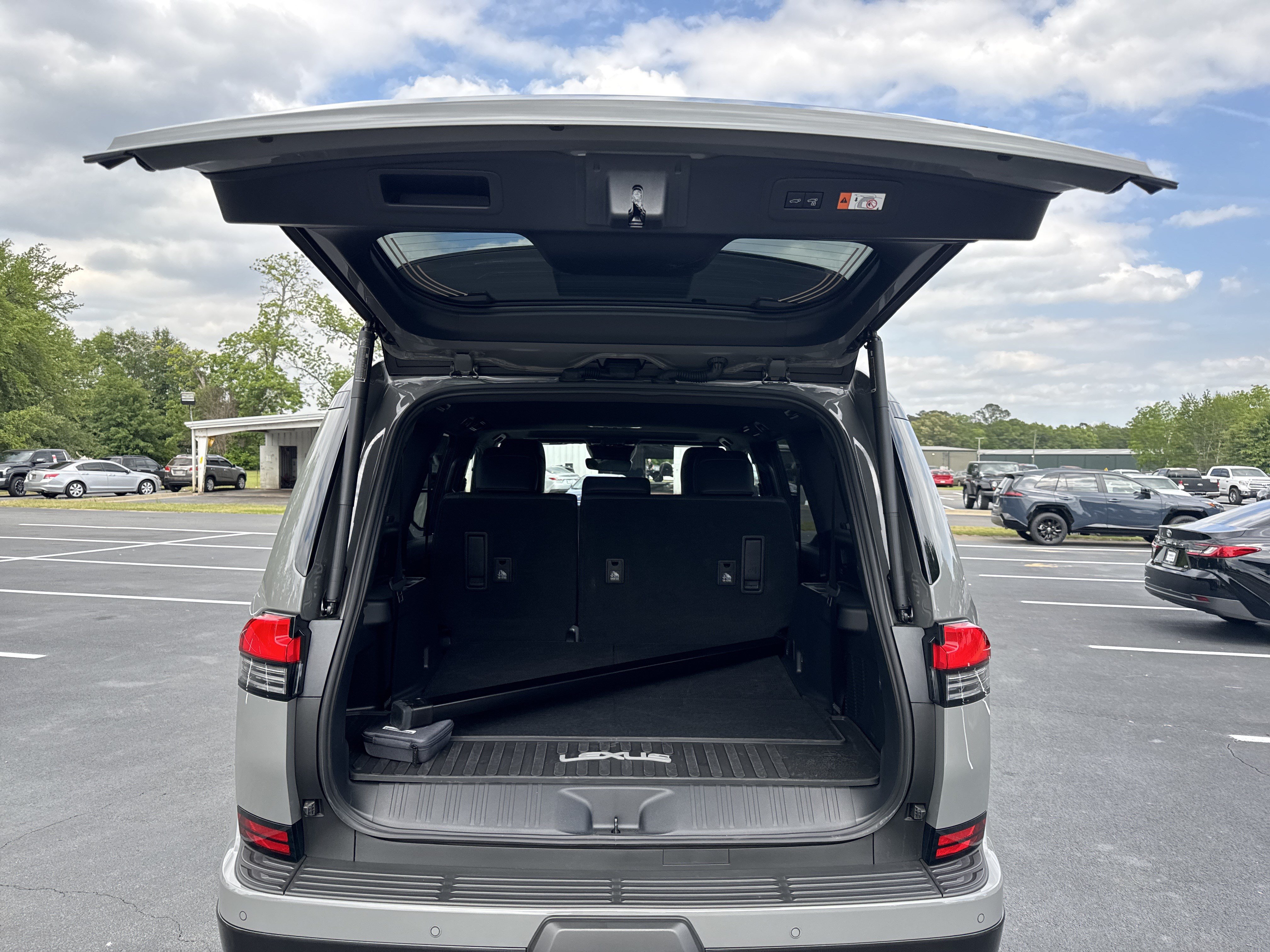 Used 2025 Lexus GX 550 w/ Accessory Package (2T) AWD/4WD image 36