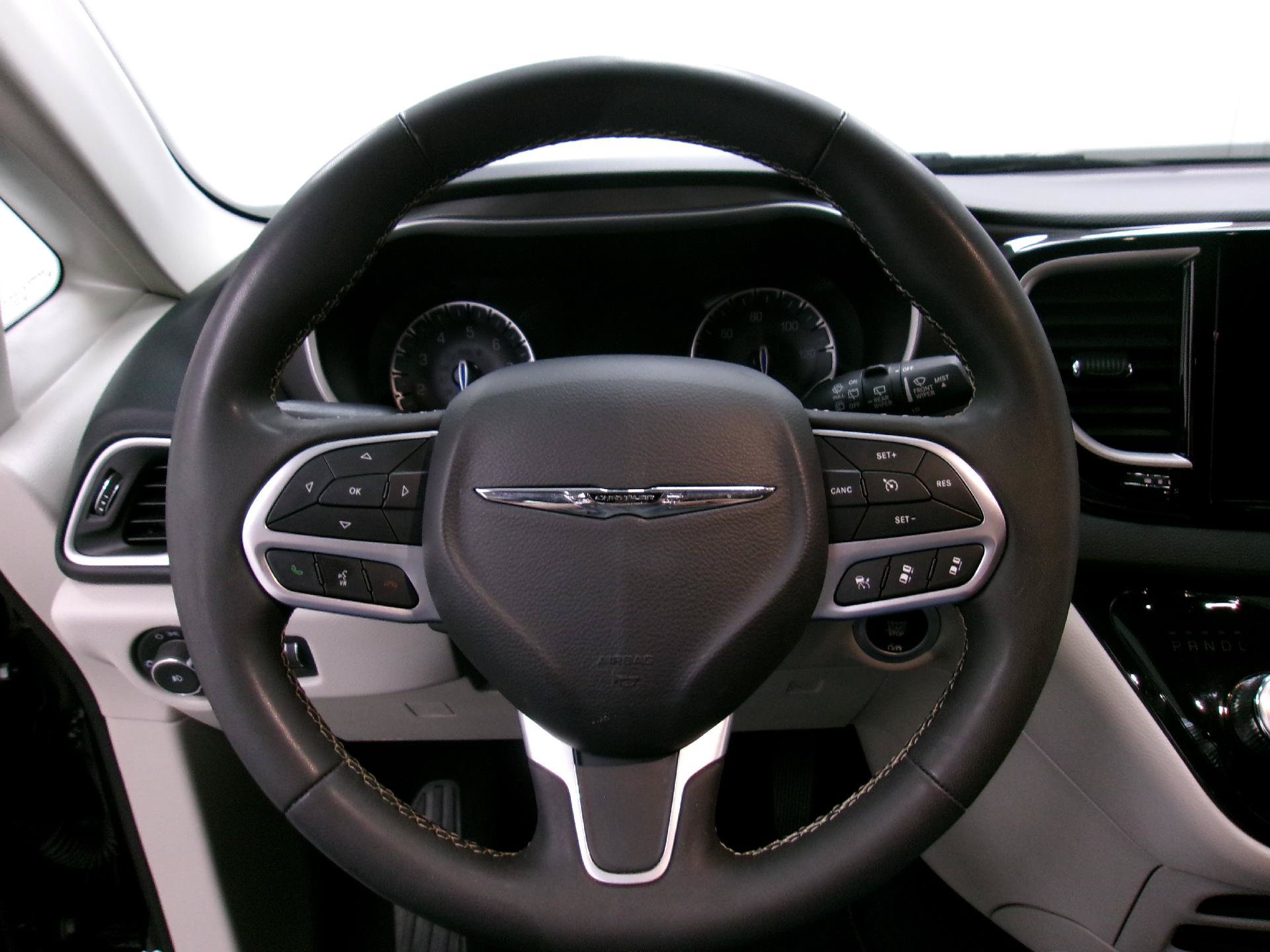 Used 2024 Chrysler Pacifica Touring-L FWD image 6