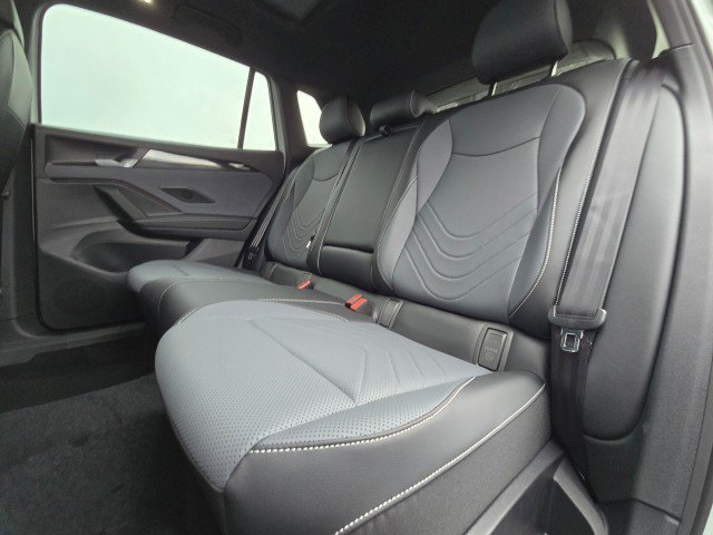 New 2025 Volkswagen Tiguan SE R-Line image 20