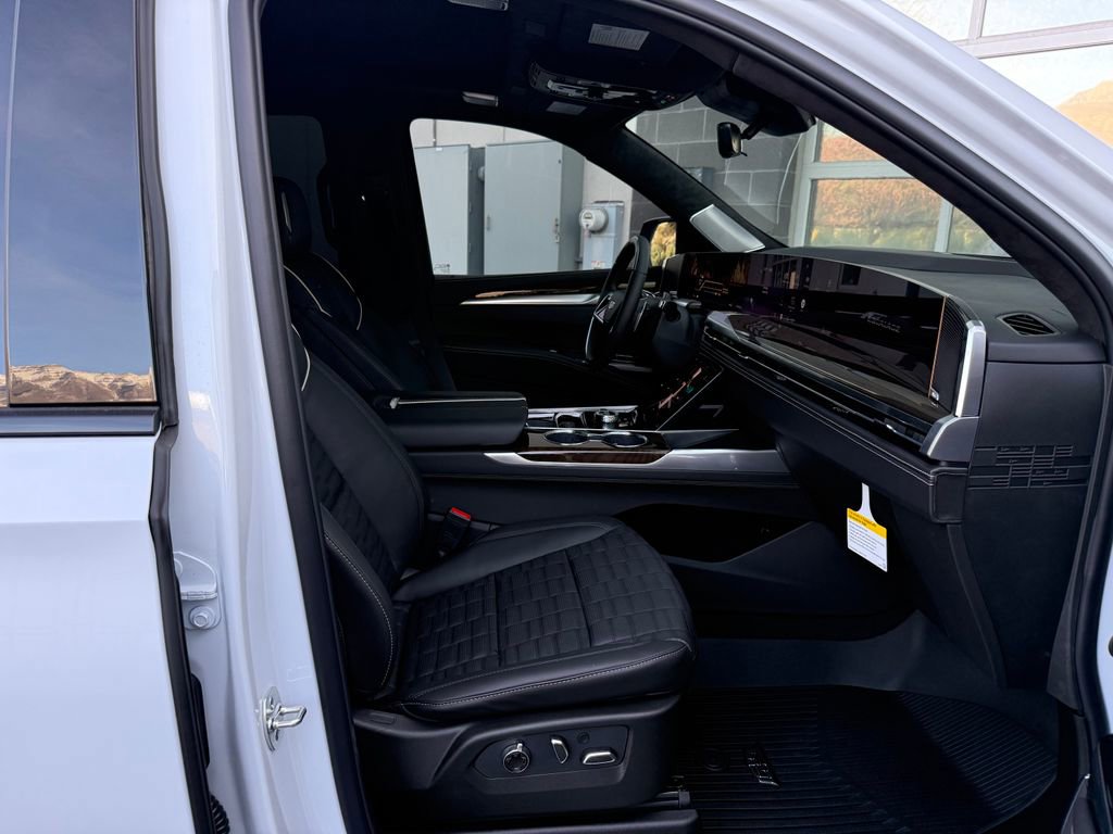 Used 2026 Cadillac Escalade Platinum Sport w/ LPO, ONYX Package image 17