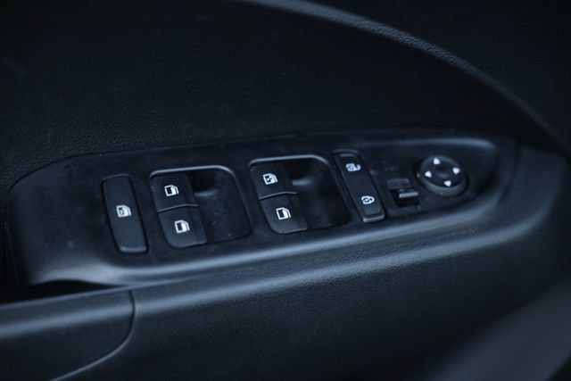 Used 2025 Hyundai Venue SEL FWD image 17
