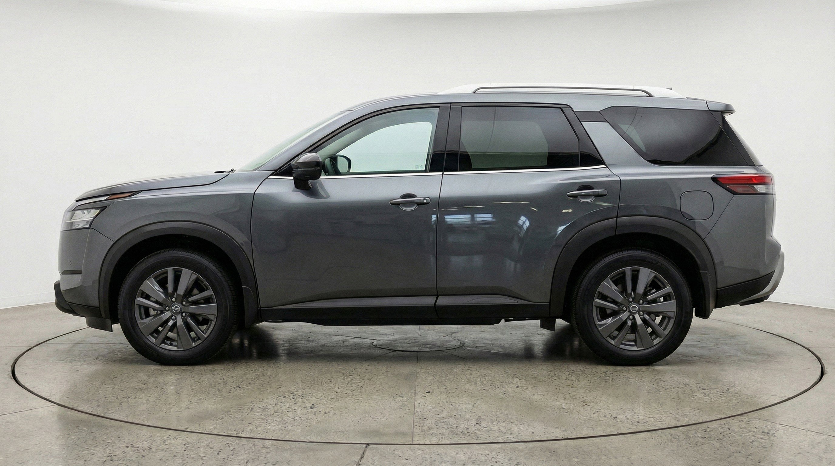 Used 2025 Nissan Pathfinder SV image 5