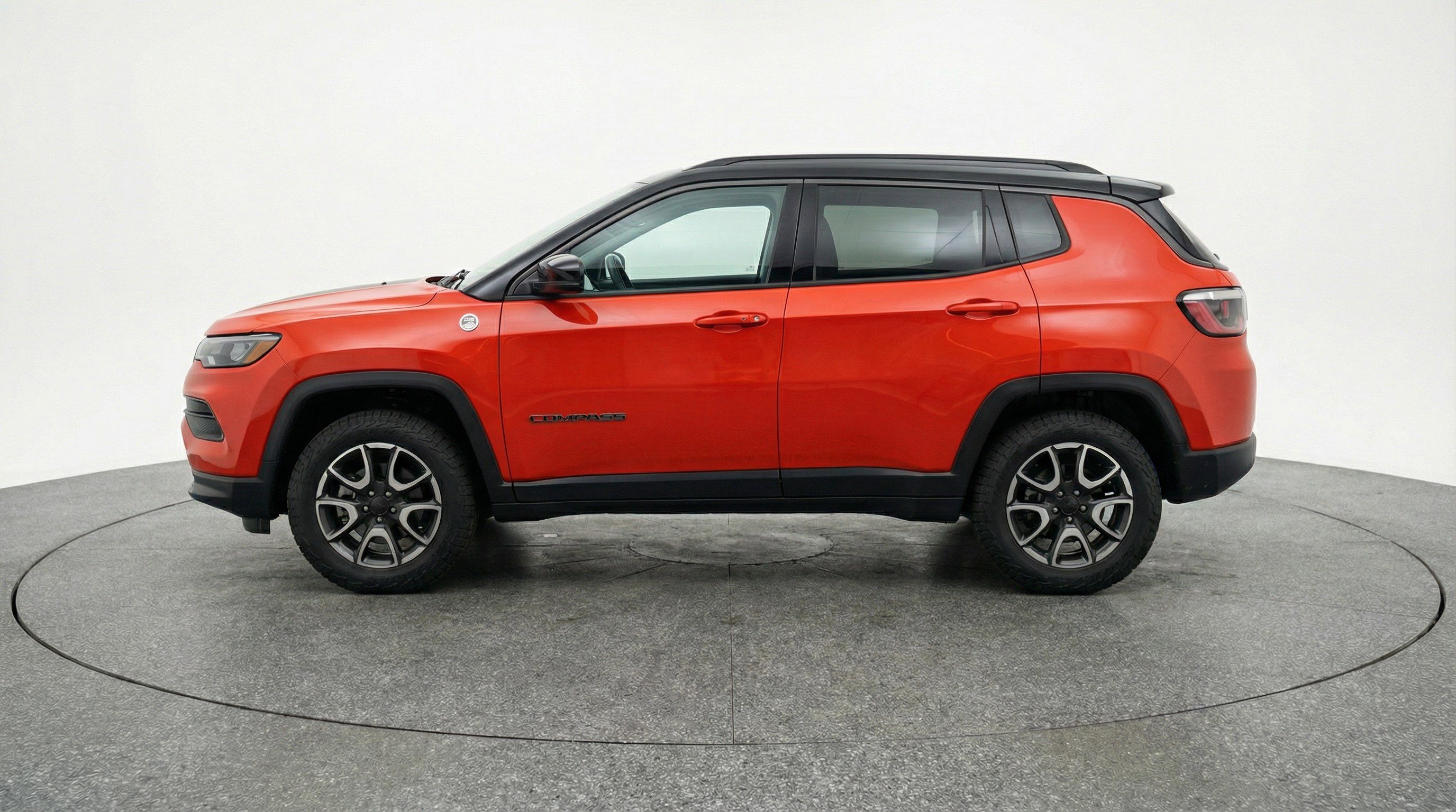 Used 2025 Jeep Compass Trailhawk AWD/4WD image 5