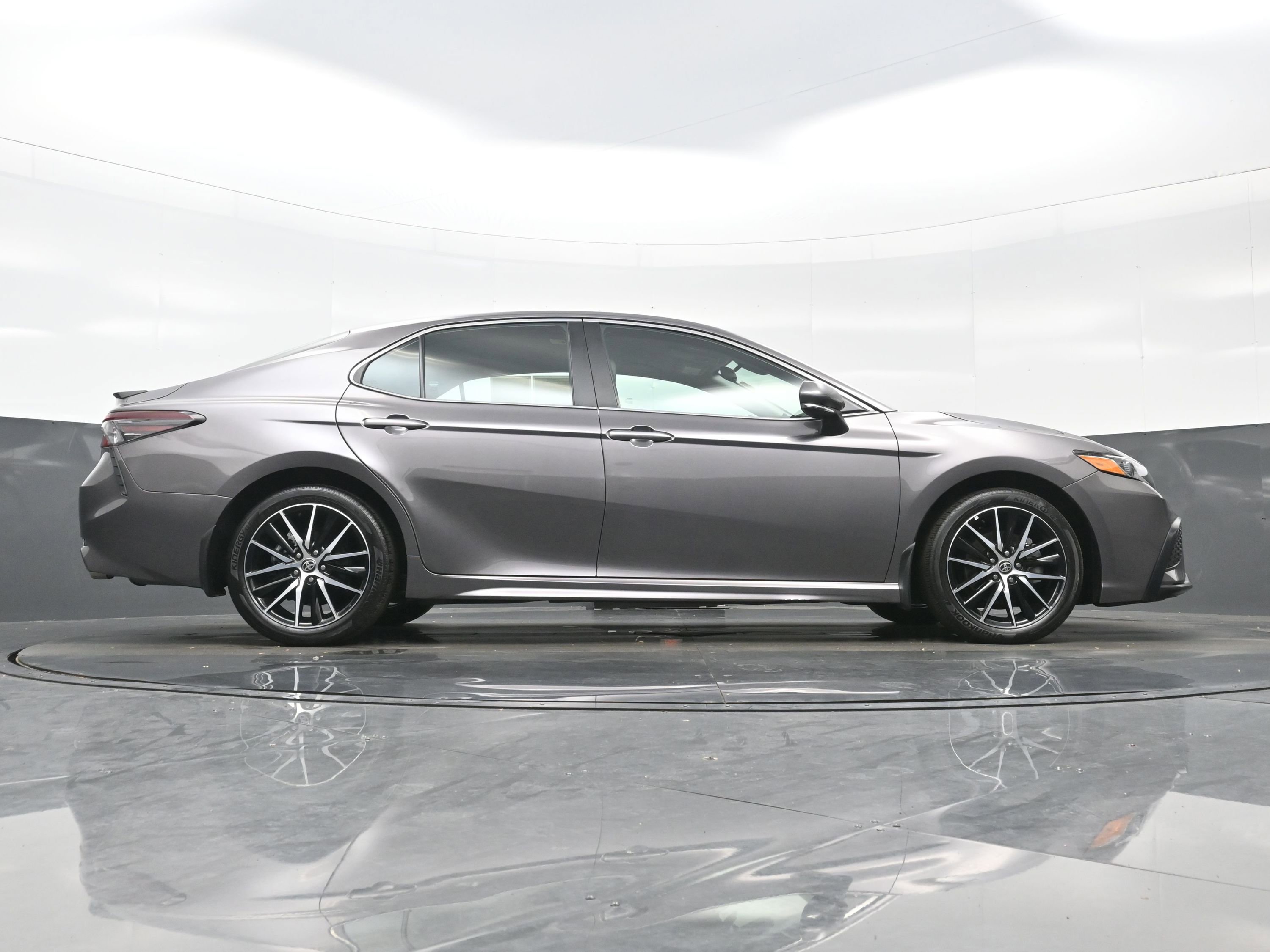 Used 2024 Toyota Camry SE image 32