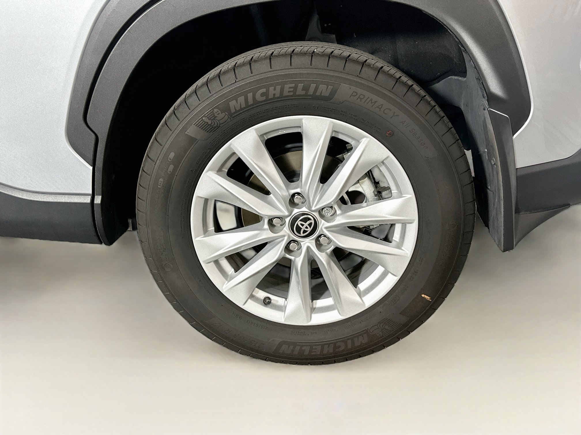 Used 2025 Toyota Corolla Cross LE w/ Moonroof Package FWD image 11