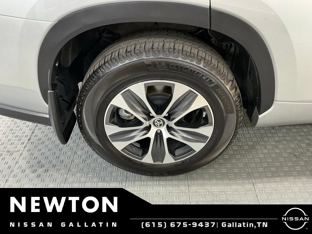Used 2024 Toyota Highlander XLE AWD/4WD image 50