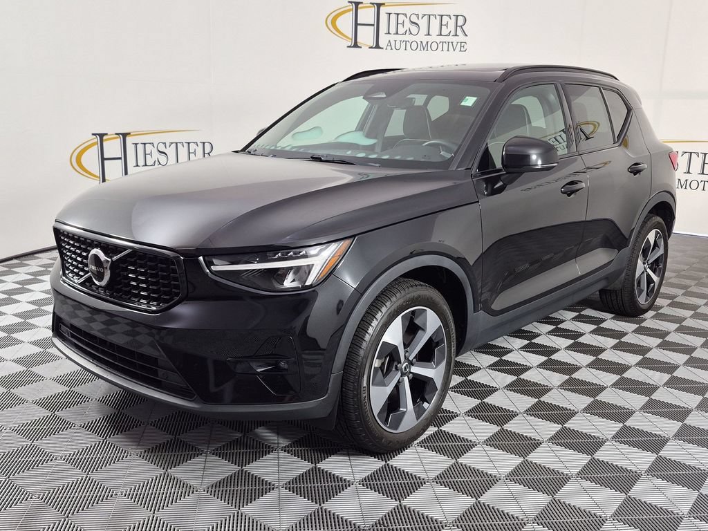 Used 2023 Volvo XC40 B5 Plus AWD/4WD image 8