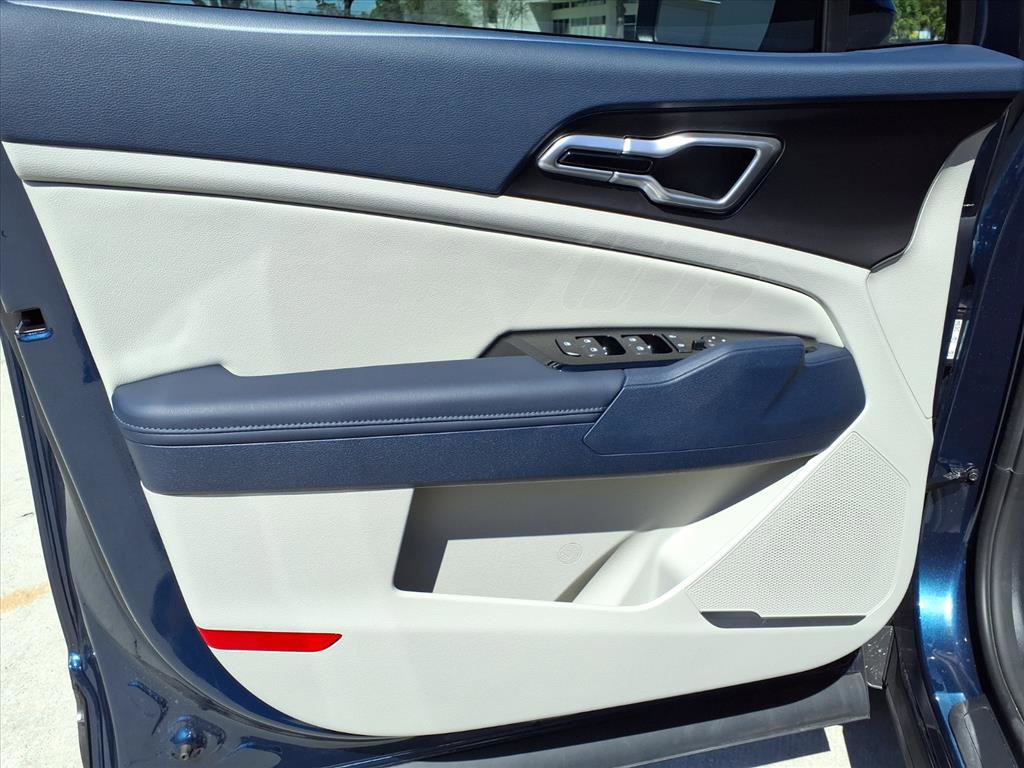 Used 2025 Kia Sportage EX image 18
