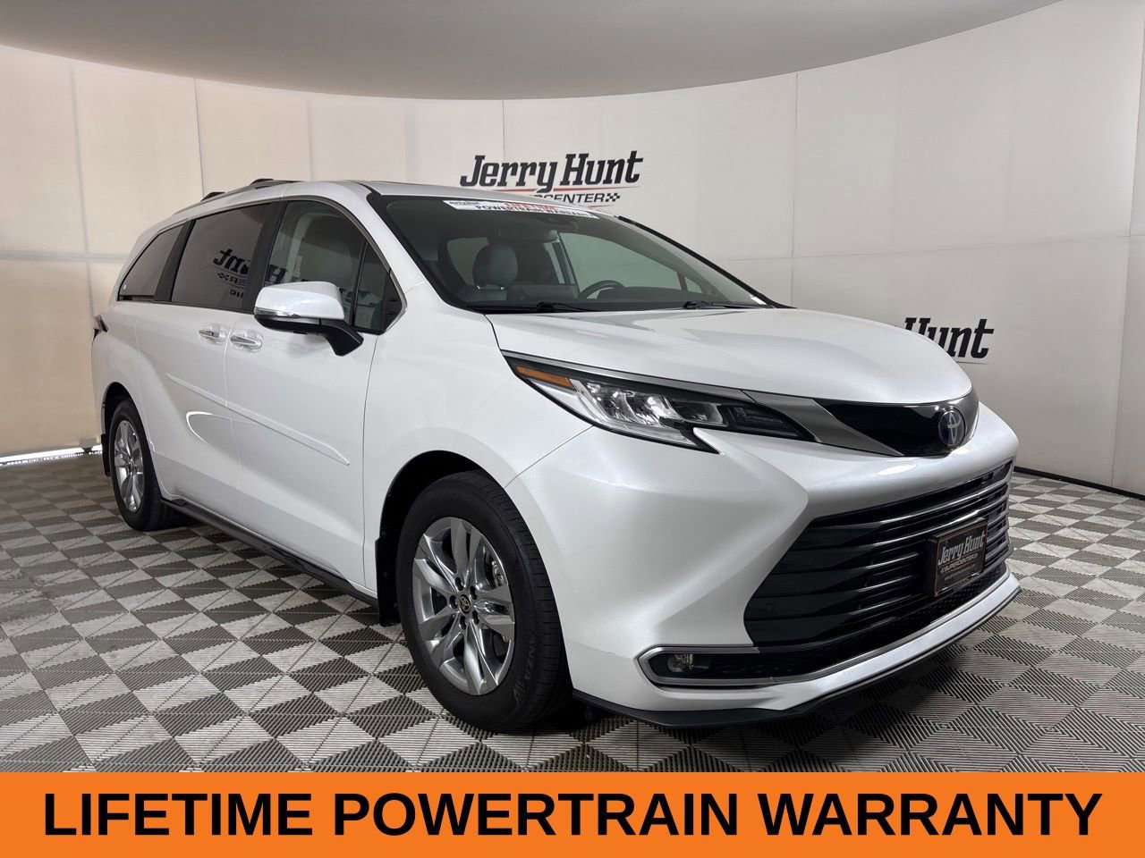 Used 2024 Toyota Sienna Limited AWD/4WD image 4