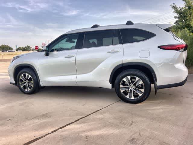 Used 2022 Toyota Highlander XLE AWD/4WD image 4