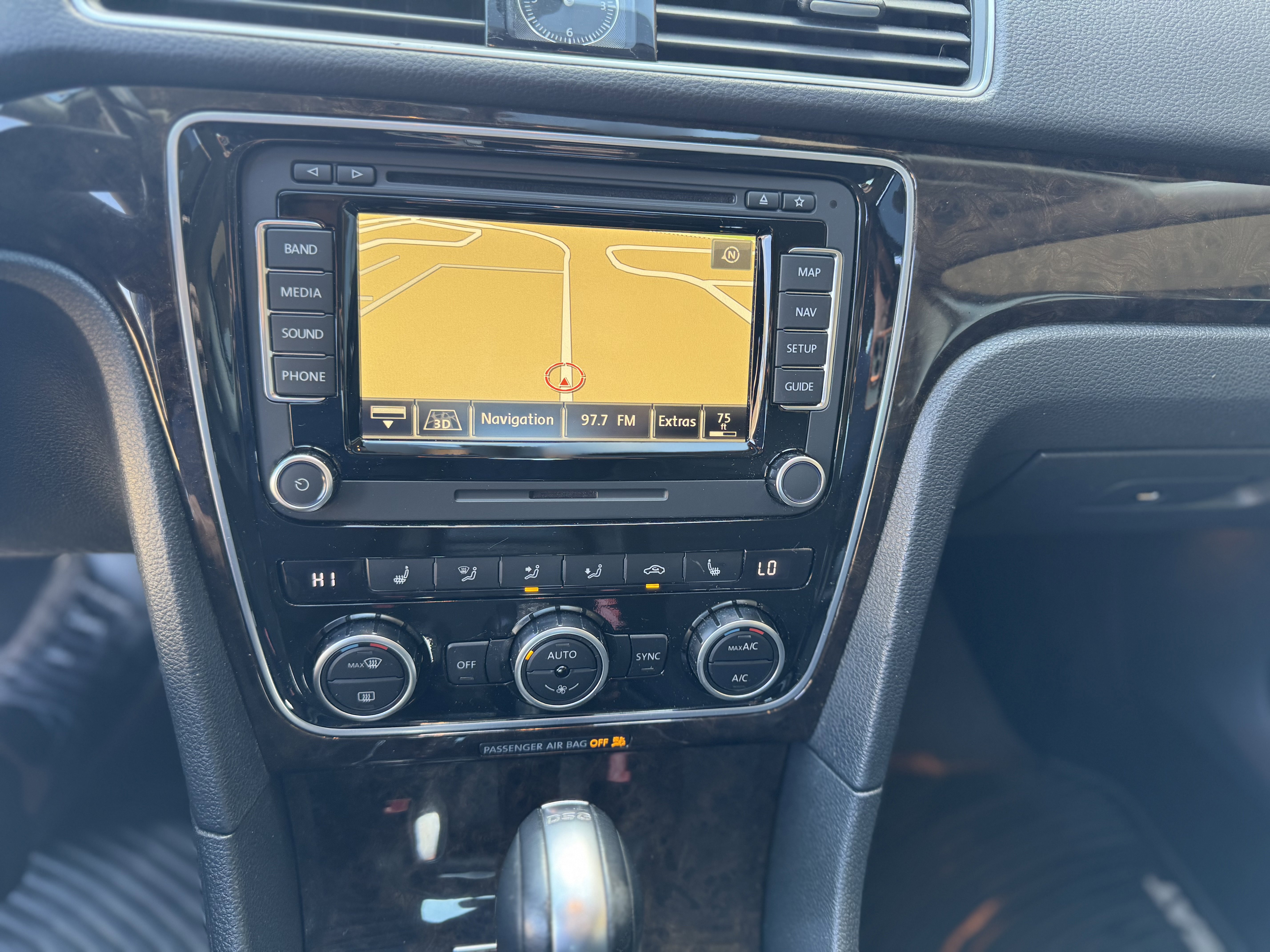 Used 2015 Volkswagen Passat TDI SEL Premium FWD image 18