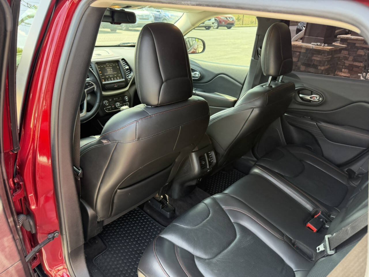 Used 2017 Jeep Cherokee Trailhawk AWD/4WD image 21