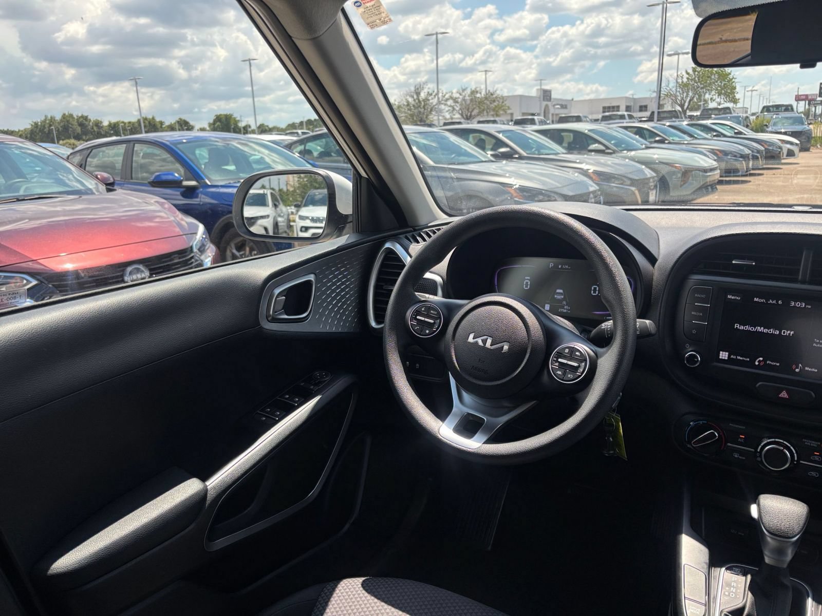 Used 2025 Kia Soul LX w/ LX Technology Package FWD image 31