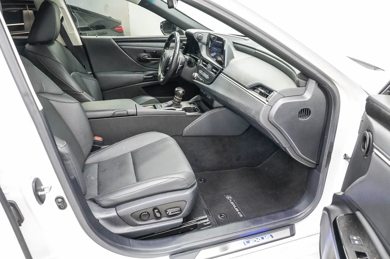 Used 2025 Lexus ES 300h w/ Premium Package FWD image 17