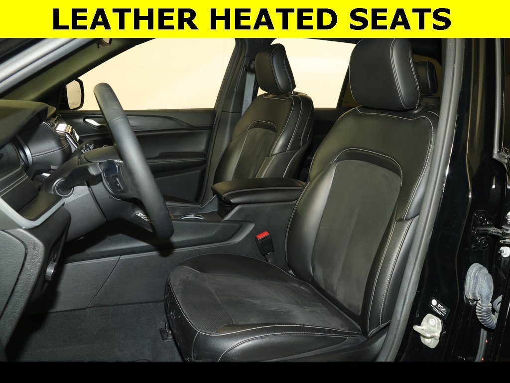 Used 2023 Jeep Grand Cherokee Altitude image 3