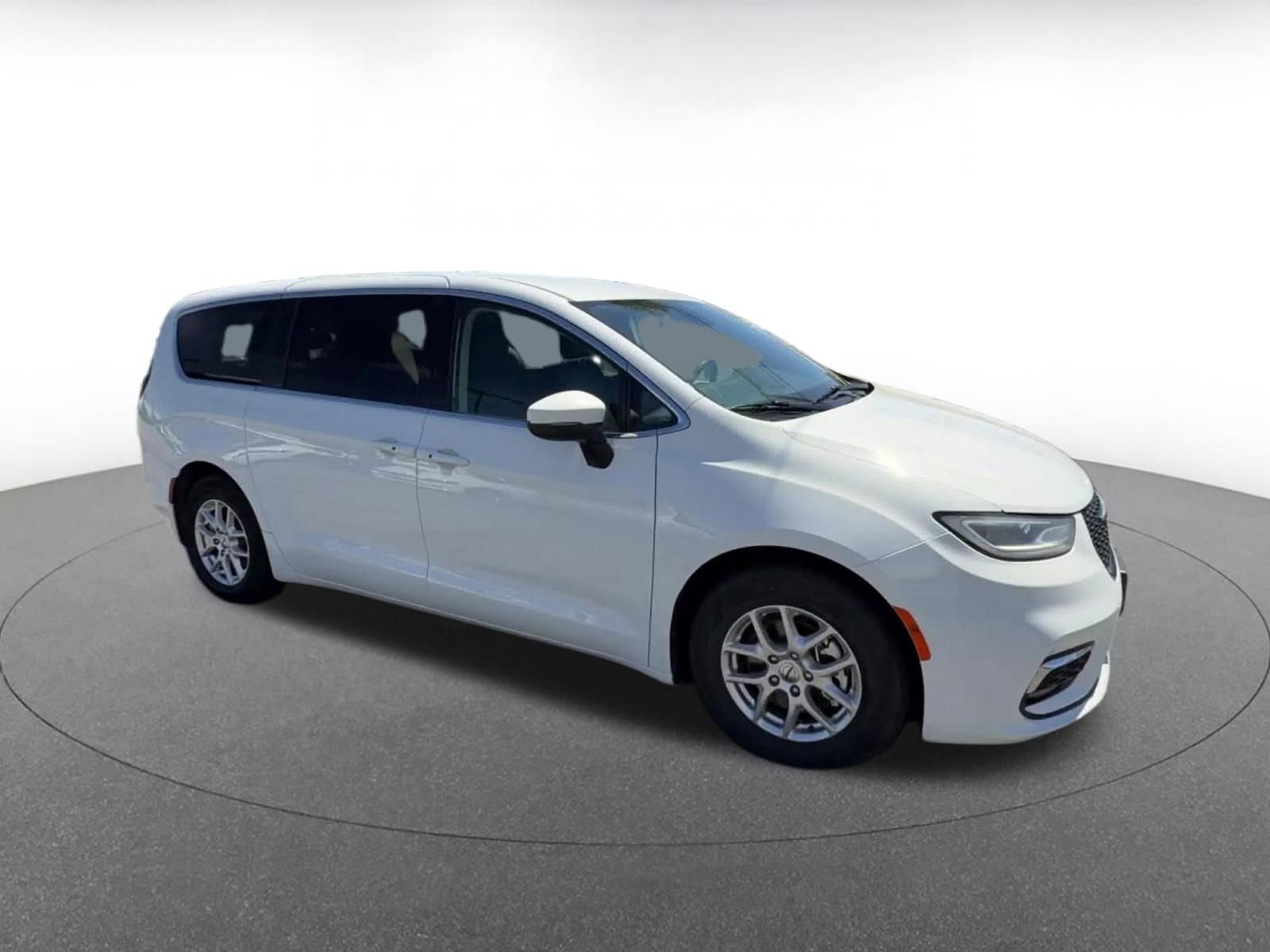 Used 2023 Chrysler Pacifica Touring-L image 2