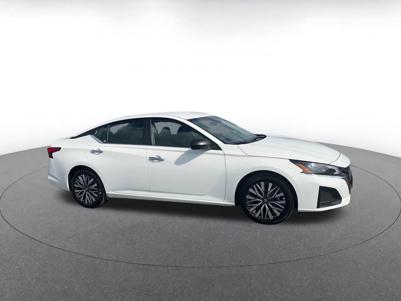 Used 2025 Nissan Altima 2.5 SV image 2