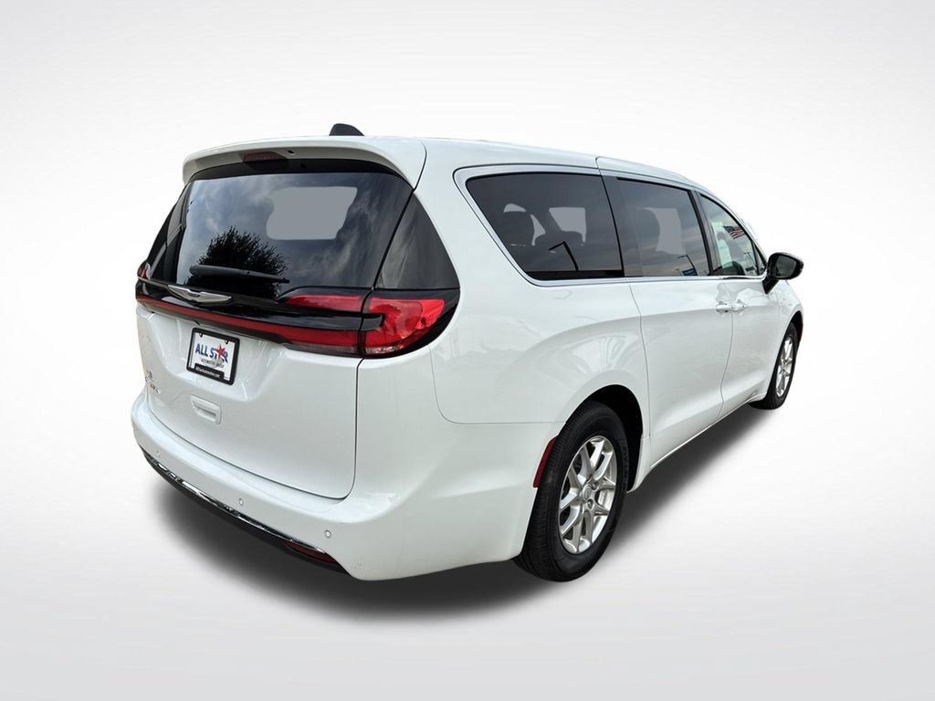 Used 2025 Chrysler Pacifica Select FWD image 8